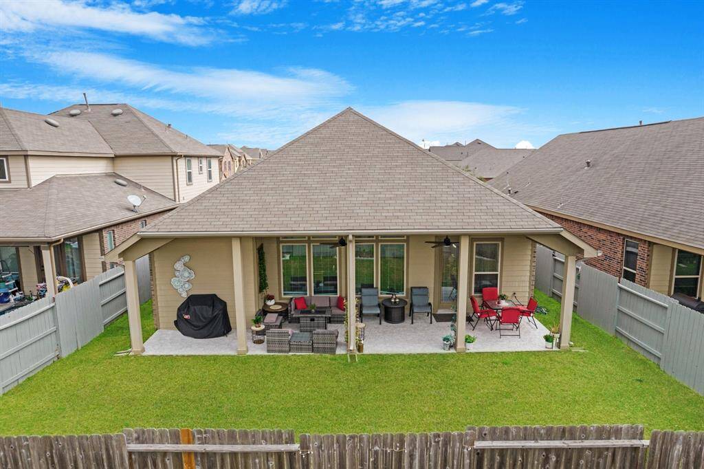 Step into the backyard oasis, with alarge covered patio, creating aninviting outdoor retreat.