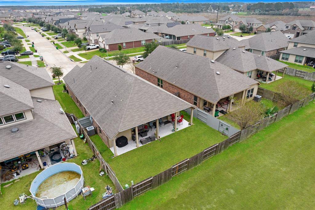 Surrounded by the beauty of theoutdoors, the large covered patiobecomes an extension of the home'sliving space.