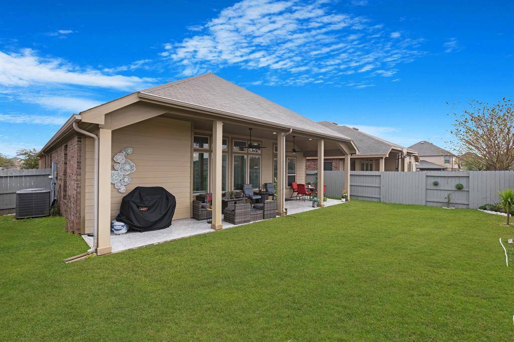 The large covered patio is perfect forentertaining family and friends.