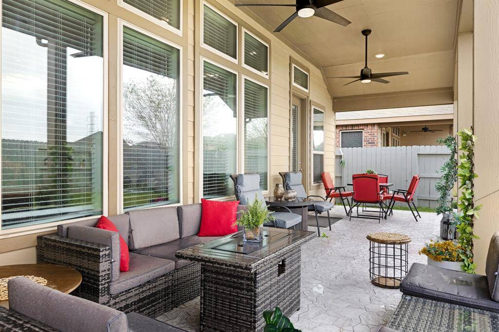 The large covered patio is perfect forentertaining family and friends.