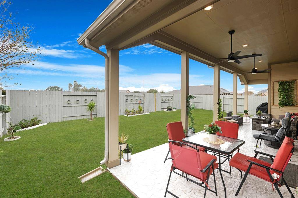 Come and see this spaciousbackyard!
