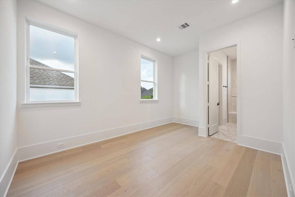 [SECONDARY BEDROOM] Spacious with walk-in closet and an en-suite bathroom