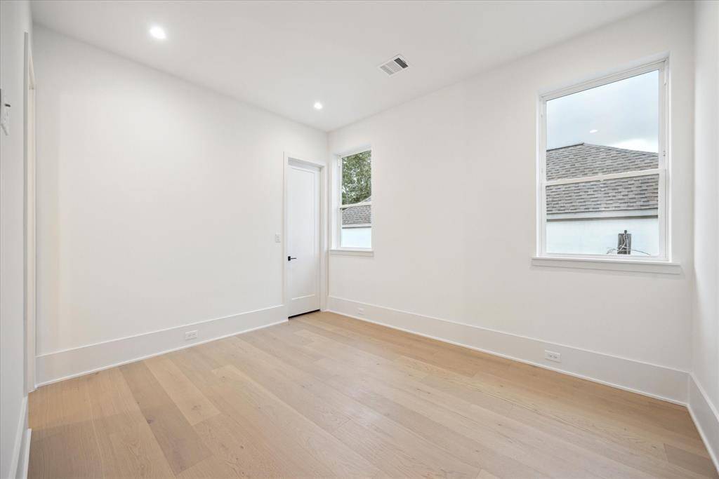 [SECONDARY BEDROOM] Spacious with walk-in closet and an en-suite bathroom