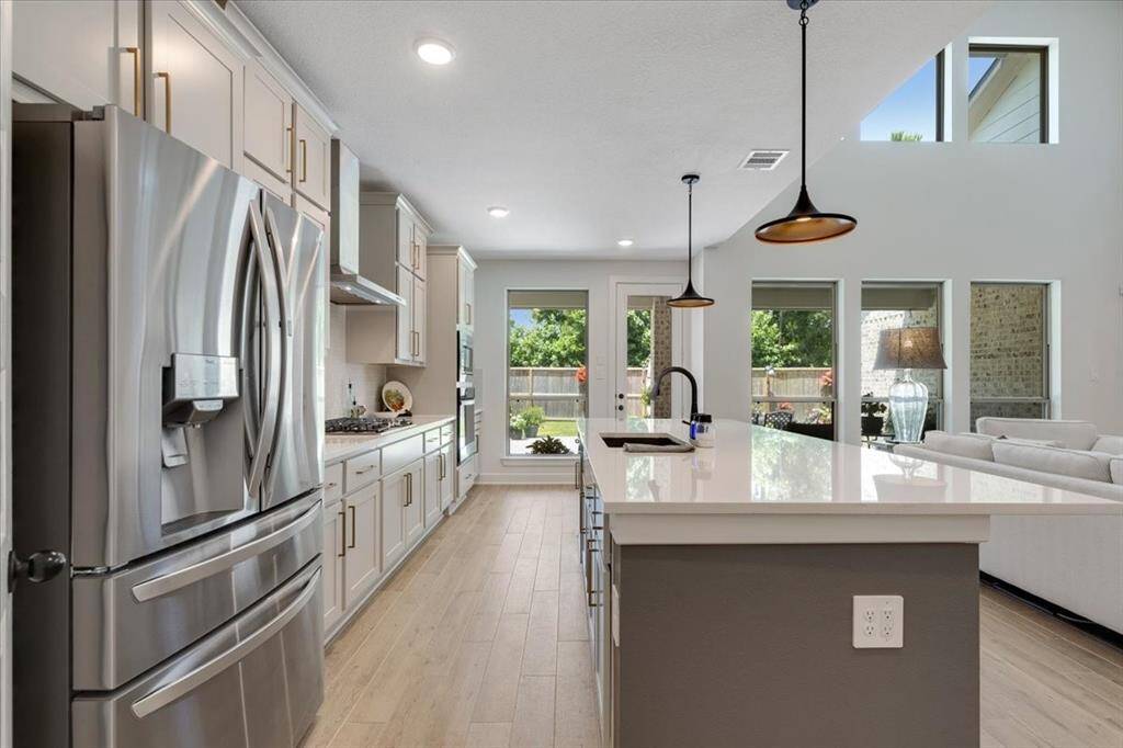The host can easily keep an eye on all guests while serving straight from the kitchen!