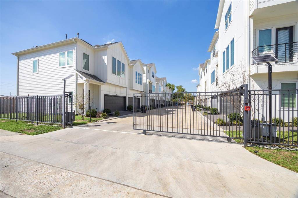 Burton Landing street within Palisades Park with gated access