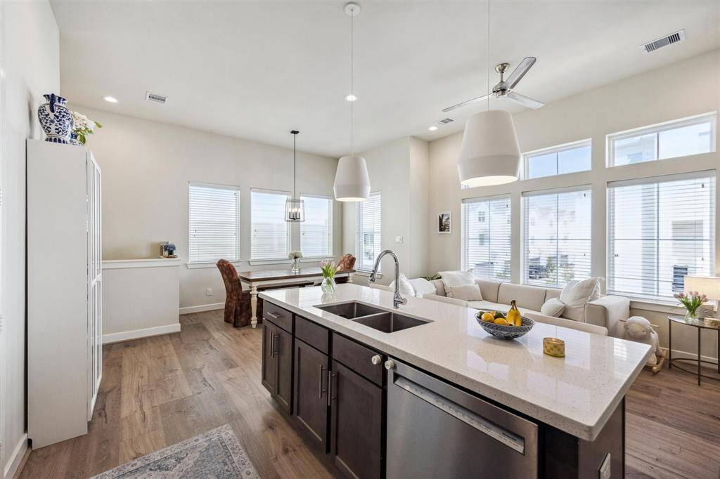 Freestanding island with breakfast bar. Plenty of serving space.
