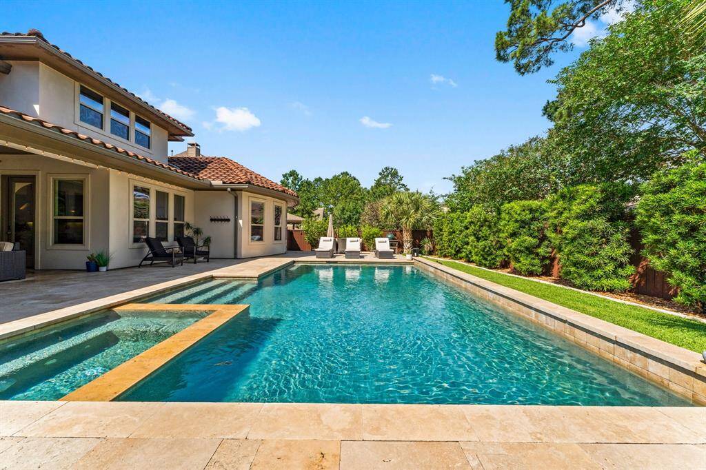 Beautiful Clean Design with Extensive Travertine Decking