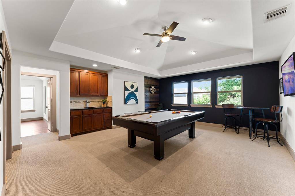 Large Gameroom with Wetbar