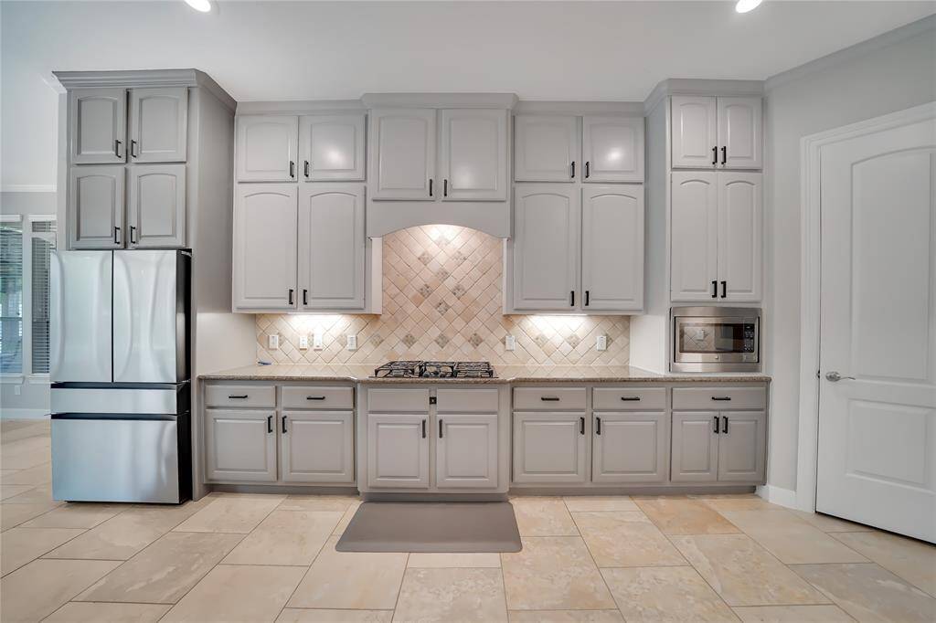 Extended cabinetry, 5 burner range, and stylish backsplash...