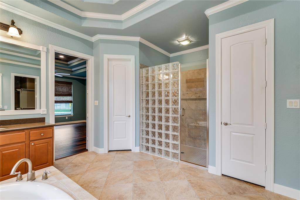 Another view of the luxury bath....
