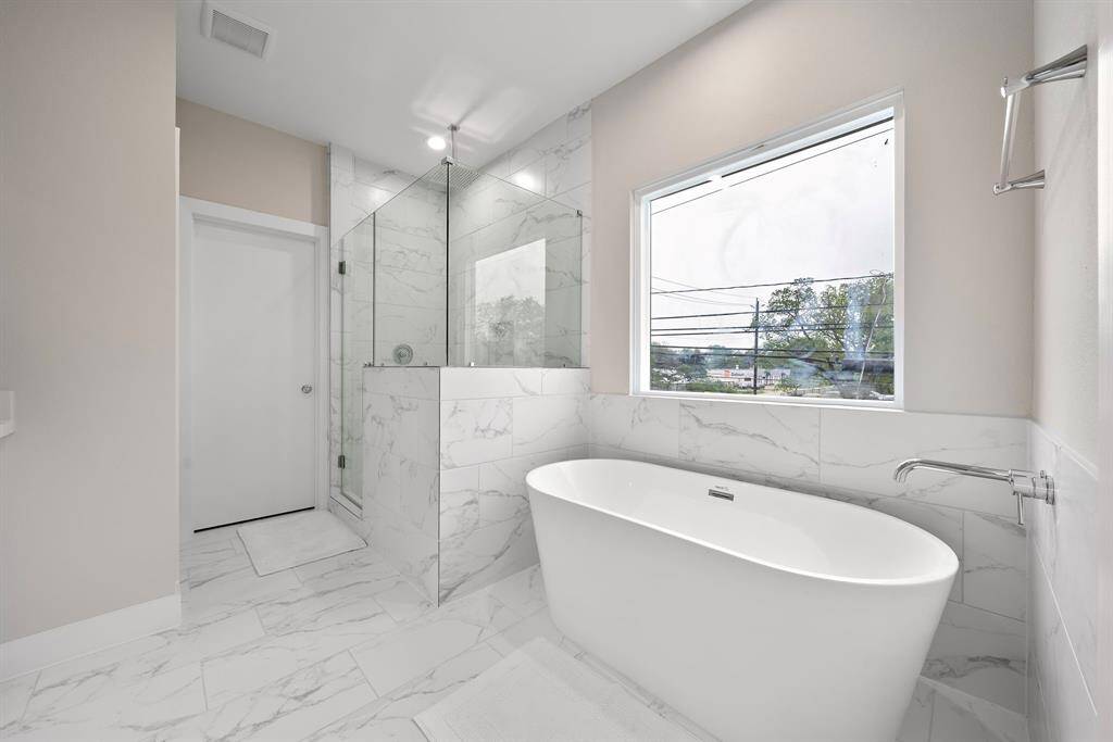 Hibiscus Oval Freestanding Tub is an elegant addition to the master bathroom. The surface is smooth and resistant to scratches, making it a low-maintenance piece for years to come.