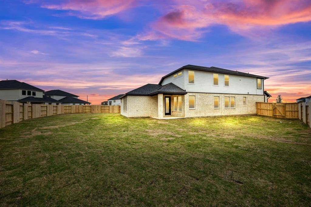 Discover the potential in this spacious backyard, perfect for your dream garden, playful activities, or a luxurious pool.