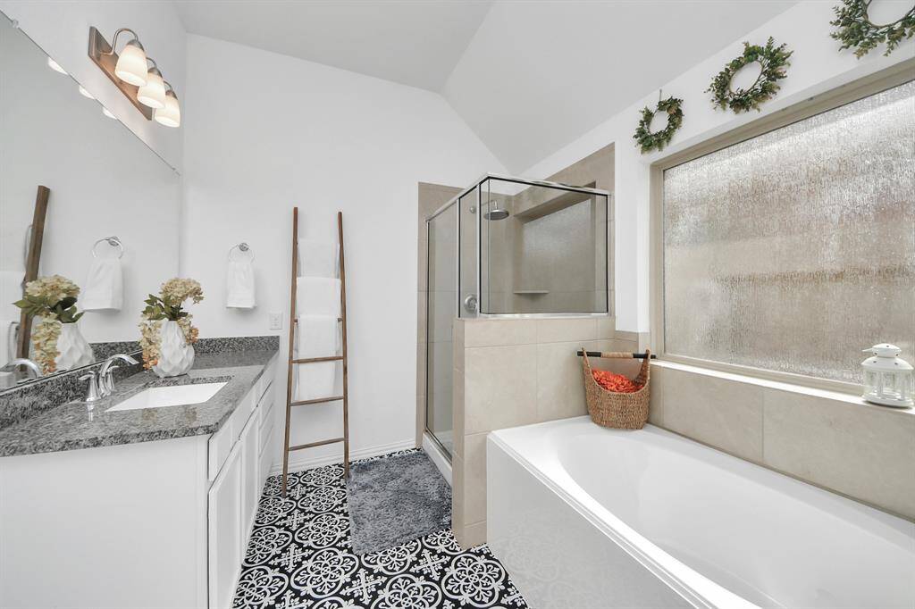 Primary en suite bath with separate shower & tub!