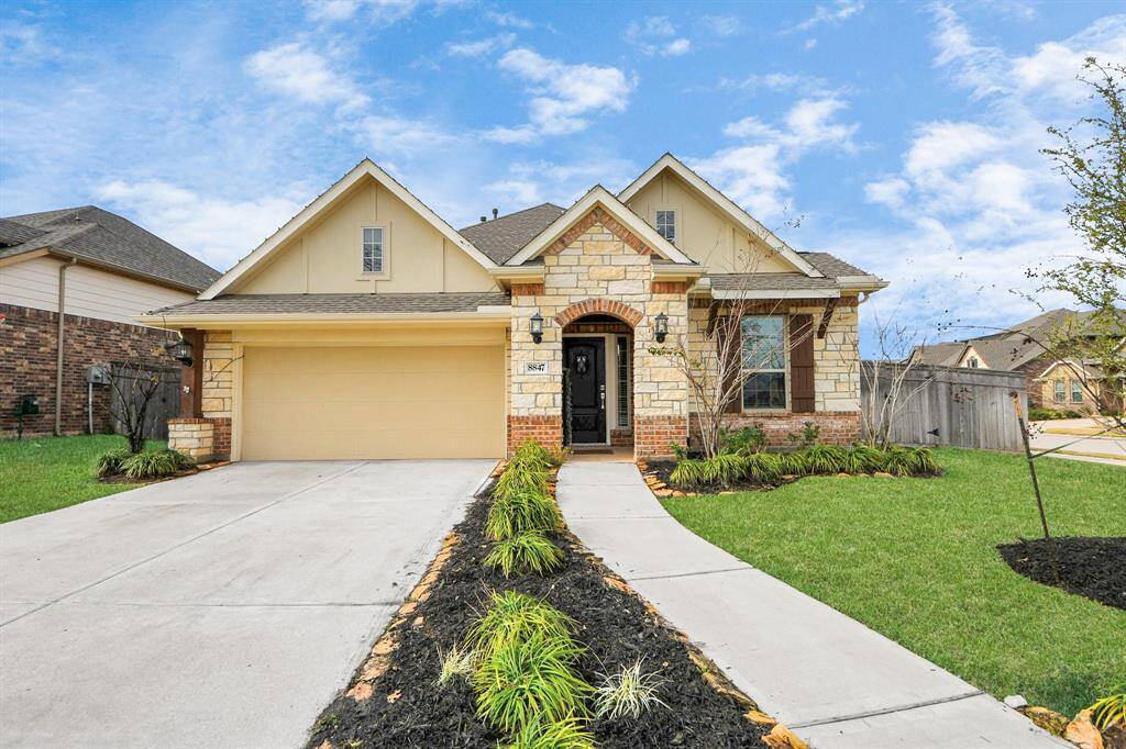 Welcoming walkway and covered front patio!