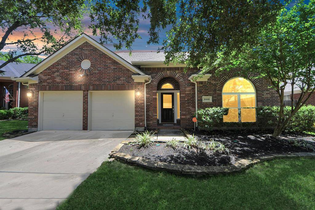 This is a 2,827 sf house - 4 bedrooms, 2.5 bathrooms with a Flex space upstairs.  Exterior offers a Pool, outdoor grilling area, Turf, Generac Generator