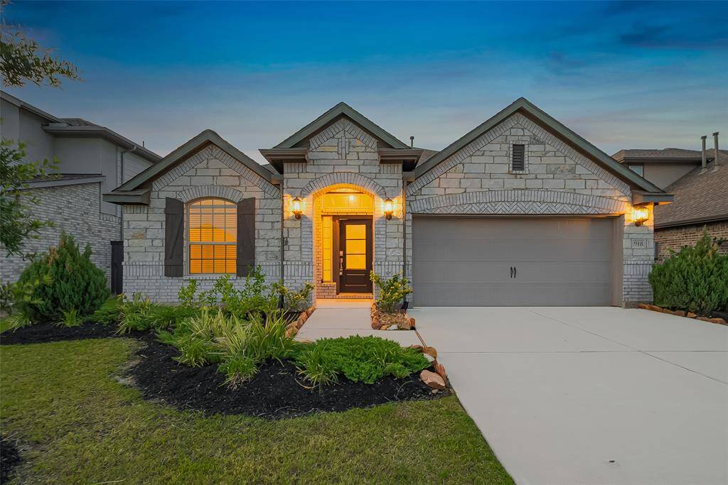 Welcome to this immaculate 3 bedroom home in Harvest Green