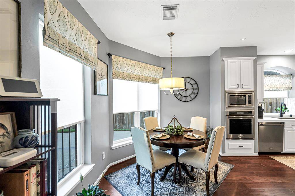KITCHEN DINING NOOK WITH CUSTOM WINDOW COVERINGS