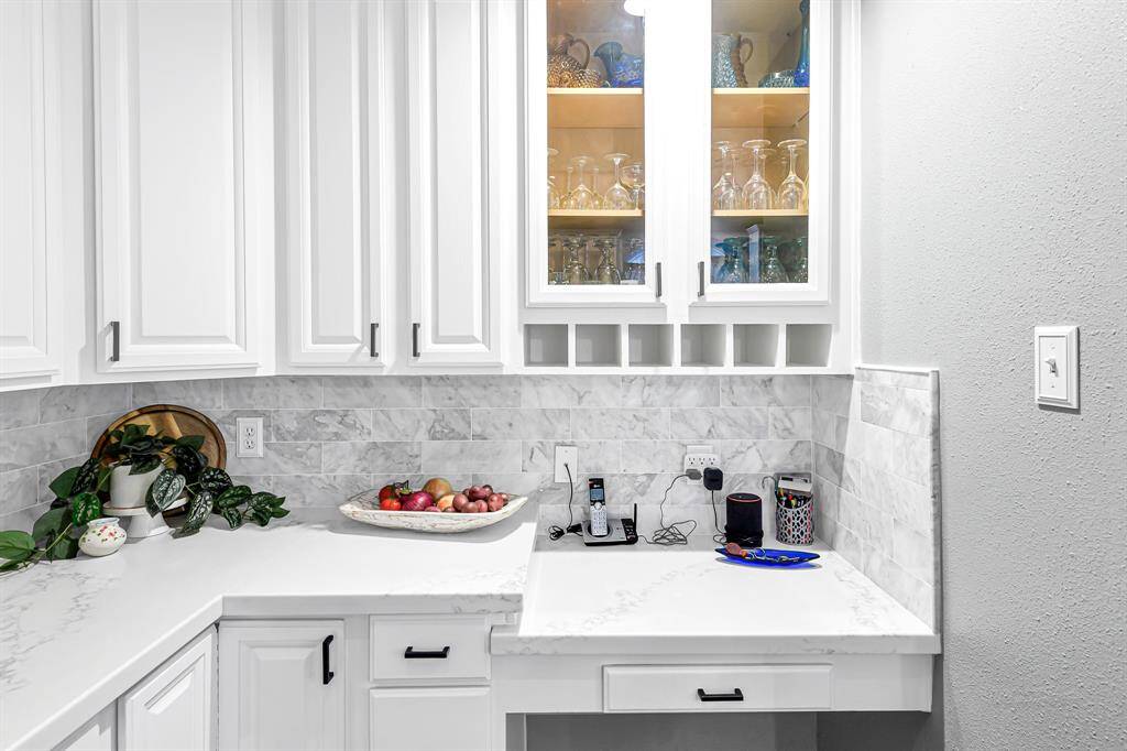 COZY KITCHEN OFFICE NOOK OR JUST EXTRA SPACE FOR THE BUSY CHEF