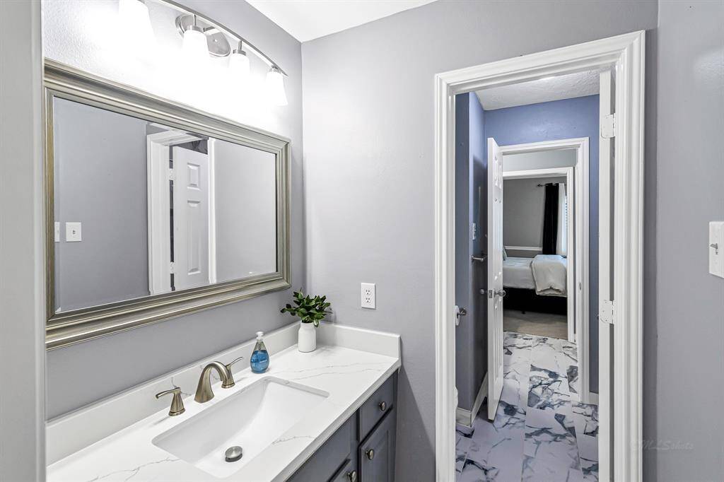 CONTEMPORARY LIGHT AND BRIGHT JACK AND JILL SECOND FLOOR BATH