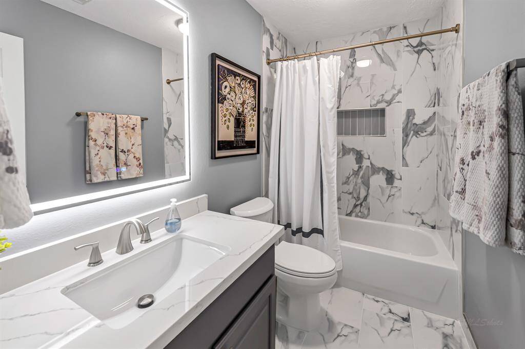 LUXURIOUS UPSTAIRS THIRD BATH
