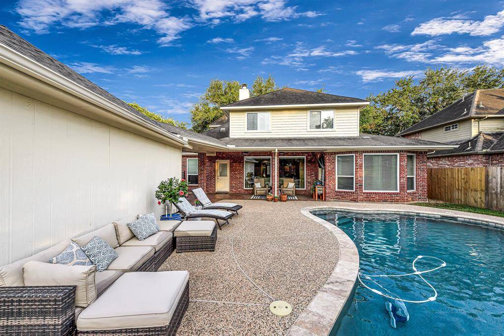 SPACIOUS SUNNING AND LOUNGING AREA POOLSIDE!