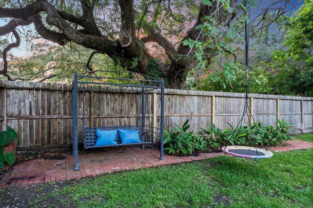 Shaded by this oak from the setting sun, relax with the whole family in this peaceful corner nook.