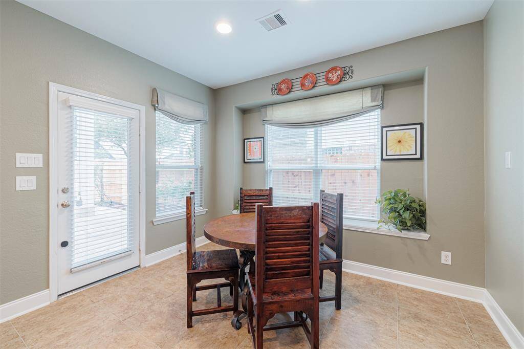 Breakfast room.