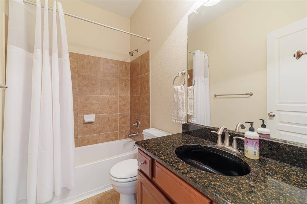 Full bath located across from the guest room.