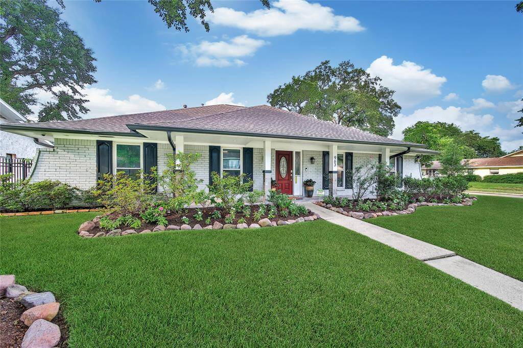 A 3-bed, 2-bath home in Shepherd Park Plaza!