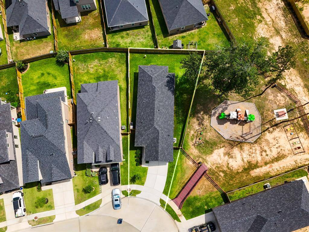 From above, you can really see how this lot opens up—nestled into a quiet curve with only one direct neighbor and a shared fence line with the neighborhood park. It’s not your typical cookie cutter lot, and it definitely delivers that extra breathing room.
