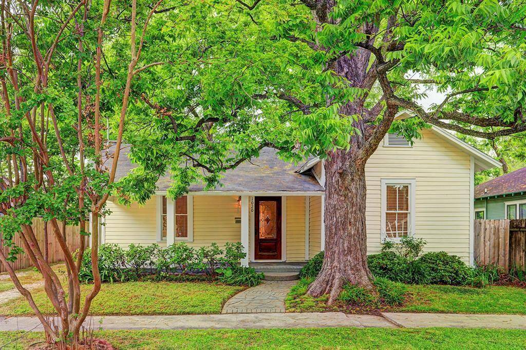 Welcome to Louise, located in the heart of Houston’s Heights. This traditional bungalow is one a desirable curbed street with sidewalks, and is surrounded by mature trees!