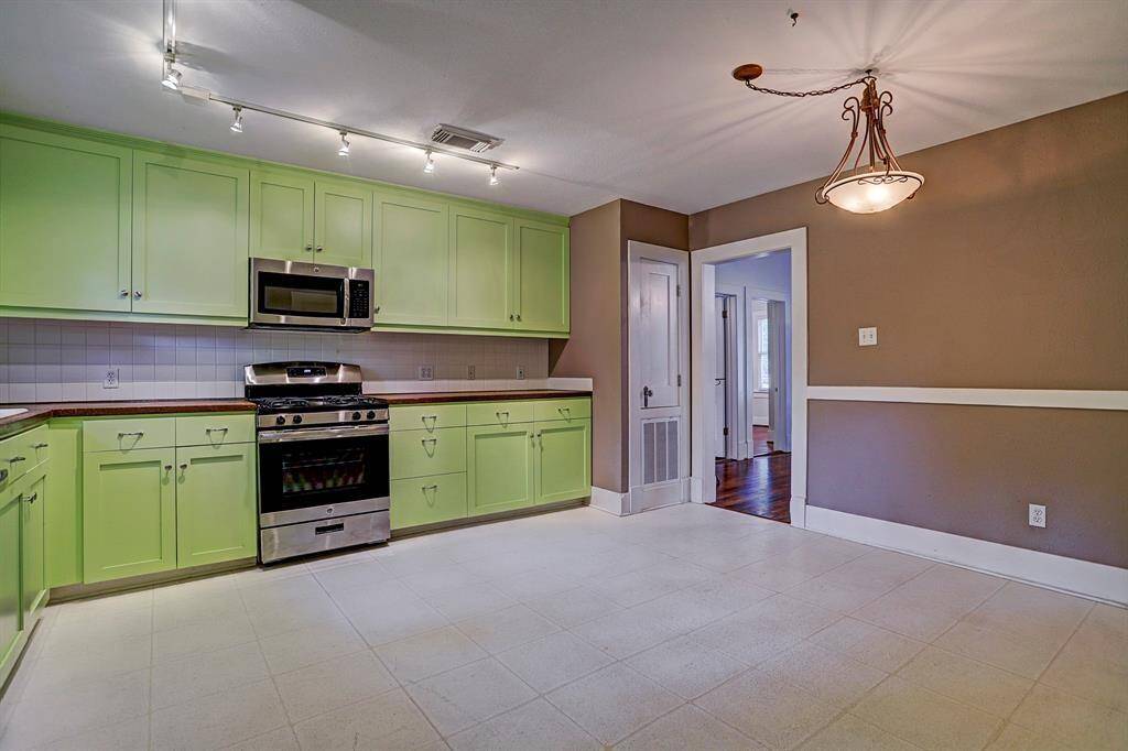 [Kitchen] Stainless steel appliances, abundant storage and countertop prep space should keep the chef in the family happy!