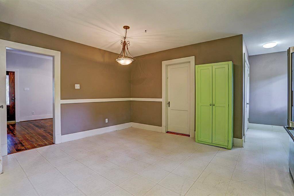 [Kitchen] Enjoy the large eat in dining area.