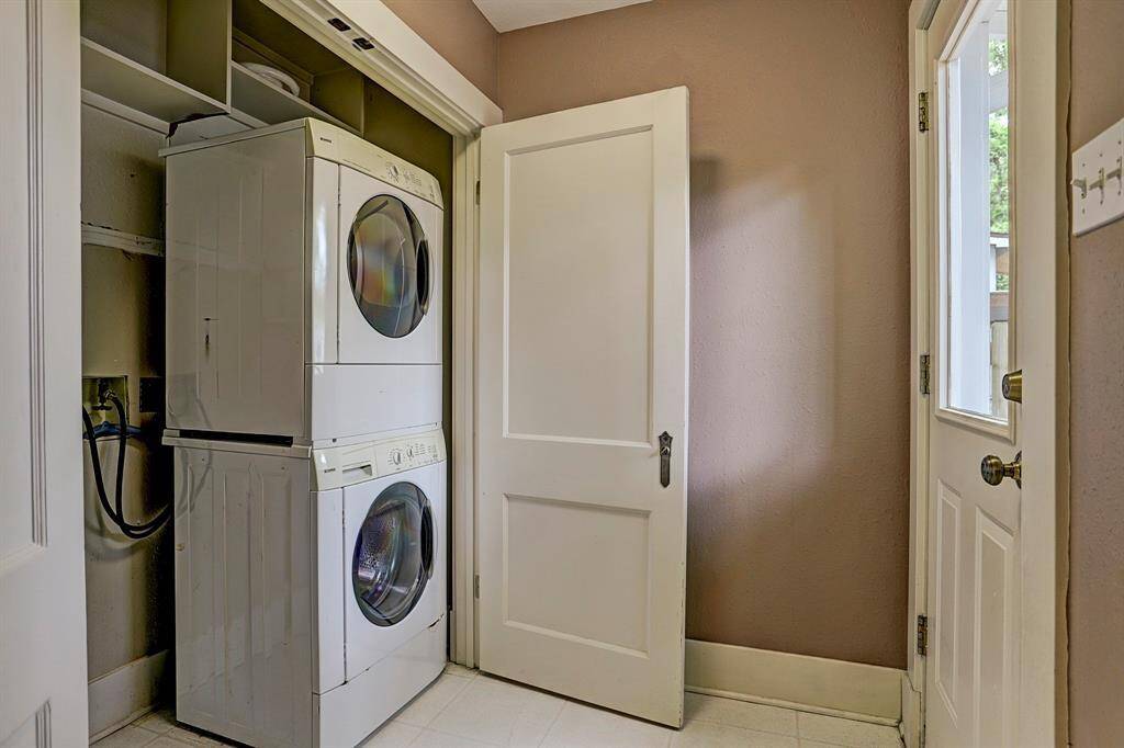 [Laundry] washer/dryer included!