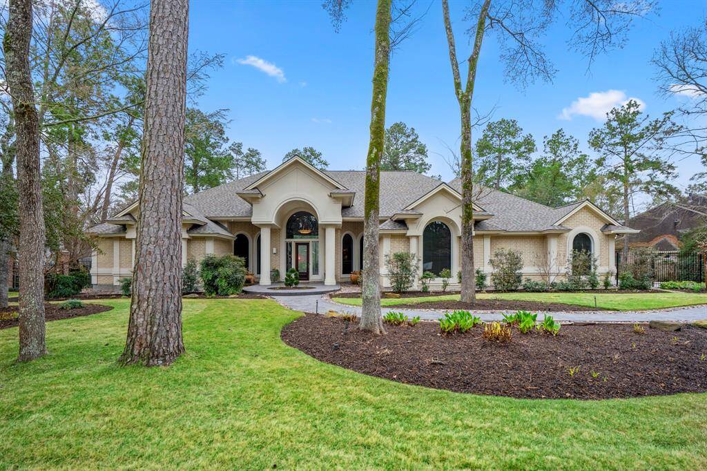 Experience the epitome of luxury living in this stunning and rare one-story custom home, situated in the highly coveted Cascade Canyon of The Woodlands. This exceptional residence has it all: four bedrooms, including a guest suite, study, game room, pool/spa, summer kitchen, and a four-car garage—all nestled in a private, nearly 2/3 acre wooded setting.