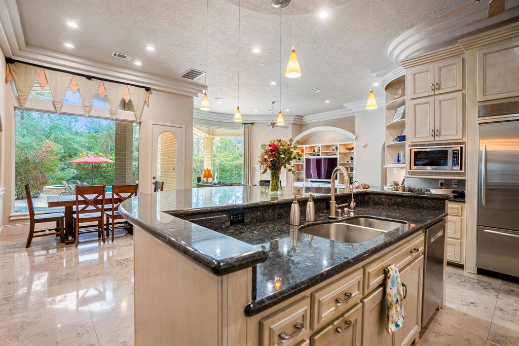 Imagine having family and friends over, the large island is perfect for entertaining or a quick meal. Touch2 technology faucet, Kinectico K5 water station, and Bosch dishwasher are just a few of the luxury upgrades.