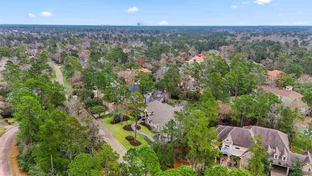 Centrally located offering unparalleled convenience; minutes away from shopping & dining, and approximately 6 miles to Town Center and I-45, providing easy access to all The Woodlands has to offer and beyond.