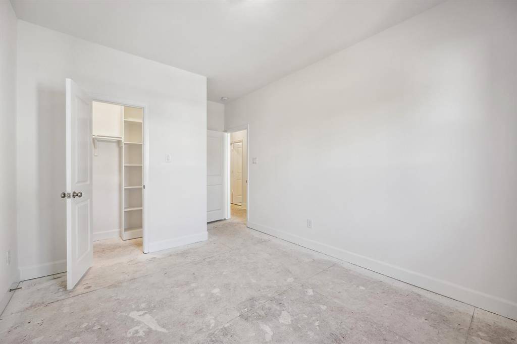 Secondary Bedroom Storage: The secondary bedroom features a spacious closet, ensuring plenty of room for clothing or personal belongings.