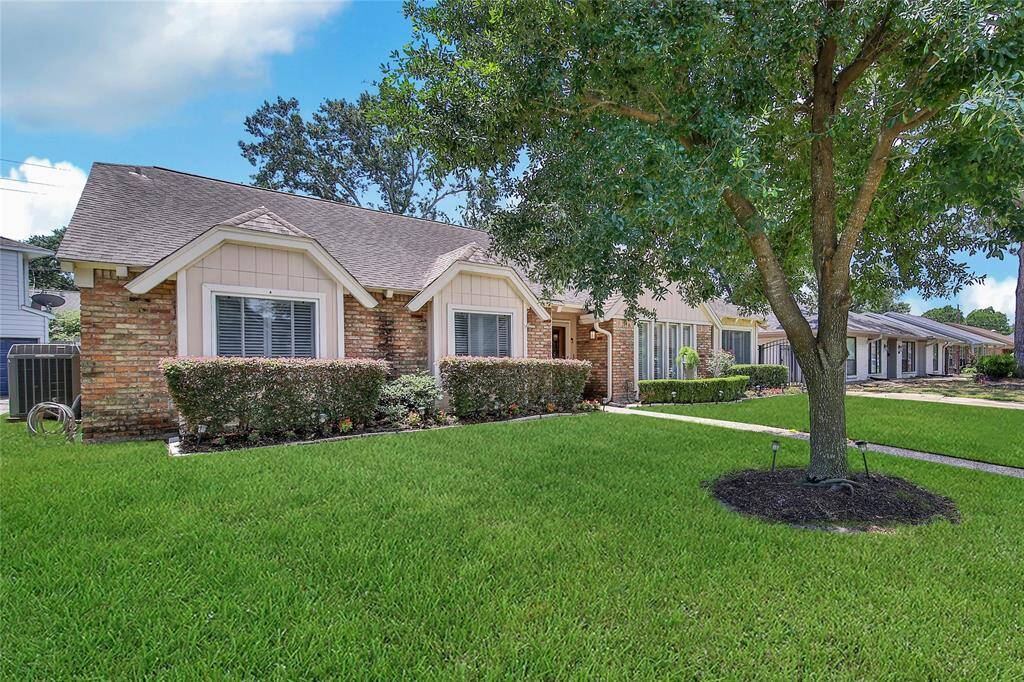 A 4-bed, 2.5-bath home in Shepherd Park Plaza!