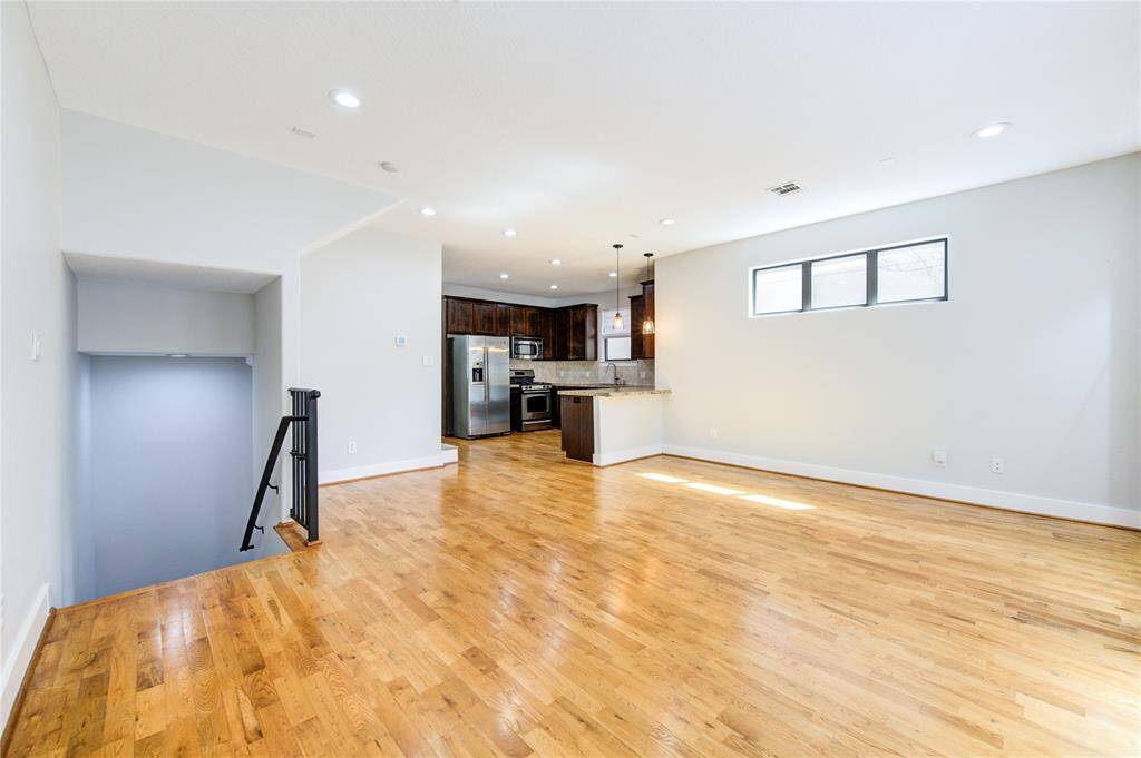 Situated between the kitchen and living room, the dining area offers ample space for hosting gatherings, complemented by stylish lighting and a warm ambiance.
