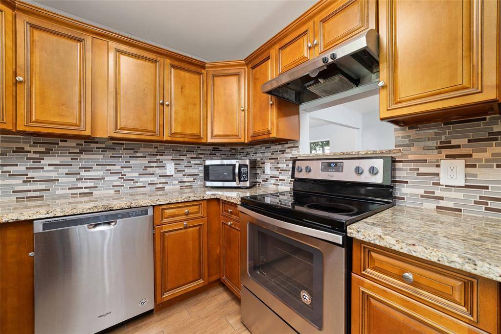 Plus stainless steel appliances!