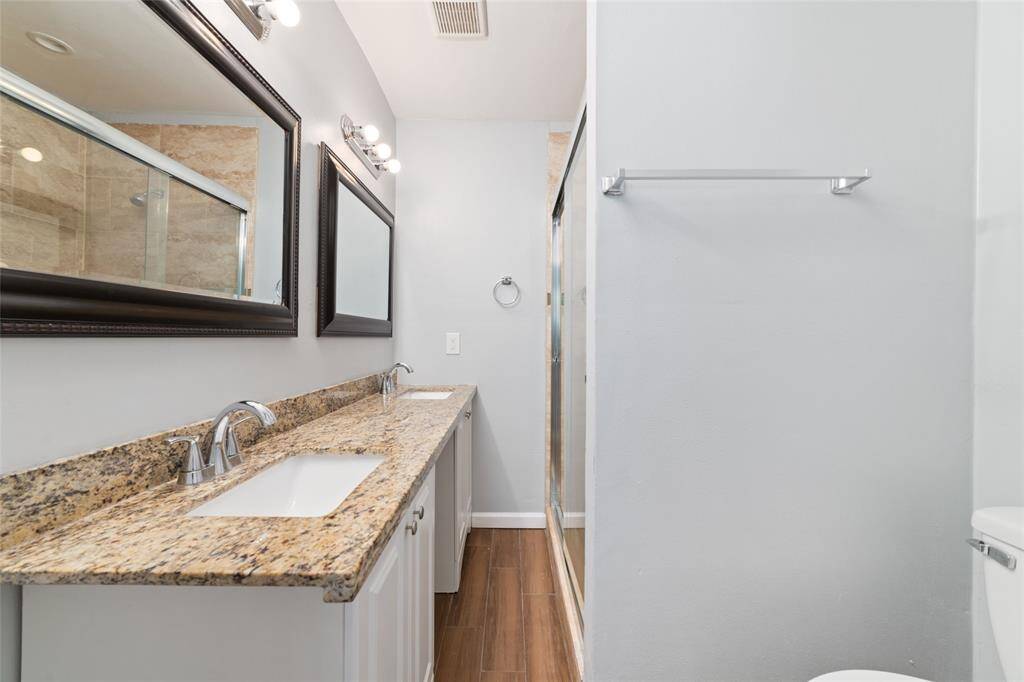 Double sinks in the en-suite bath!