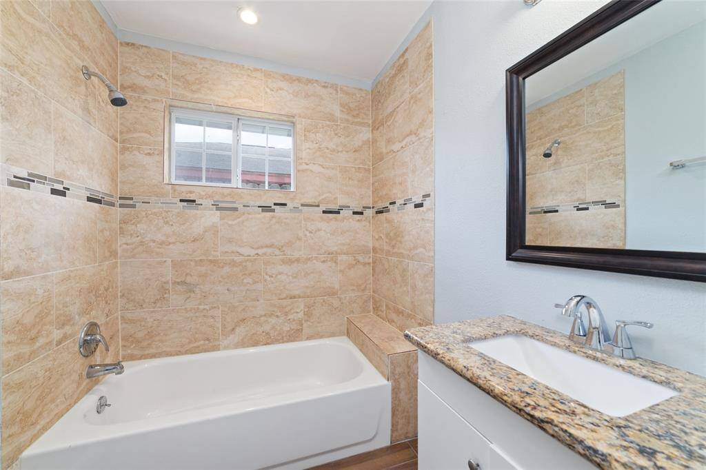 2nd full bath - tile to the ceiling!