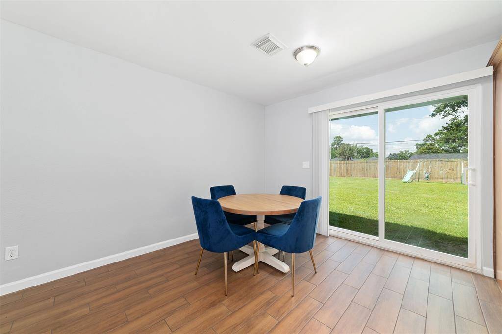 Breakfast nook/everyday dining space.
