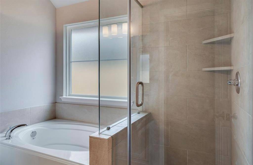 Master bath tub/shower