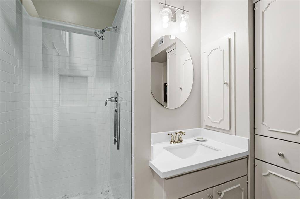 Full bath near downstairs bedroom