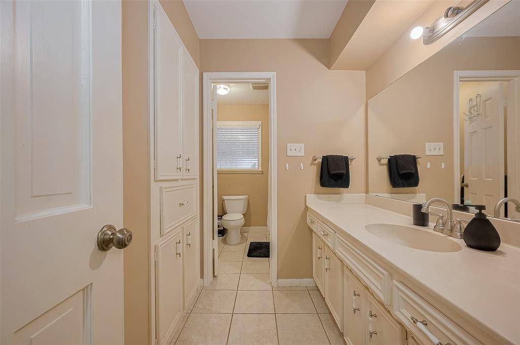 secondary bathroom