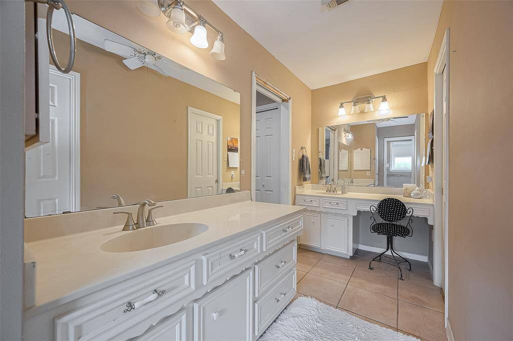2 sinks in primary bathroom