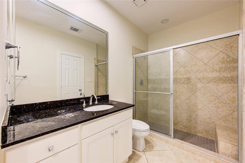 Bathroom (1st floor)