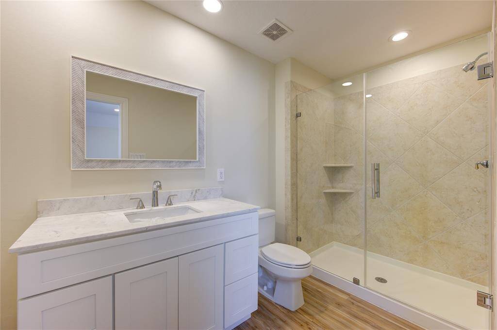 Bathroom (second floor)